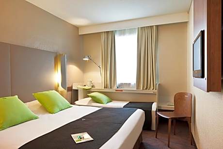 Standard Double Room with One Single Bed - Up to Ten Years