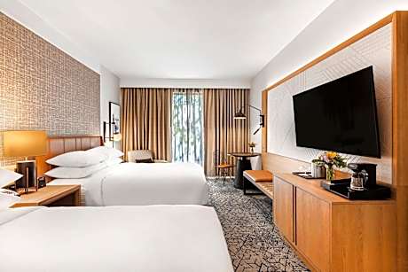 Queen Room with Two Queen Beds and Adapted Tub - Mobility Accessible