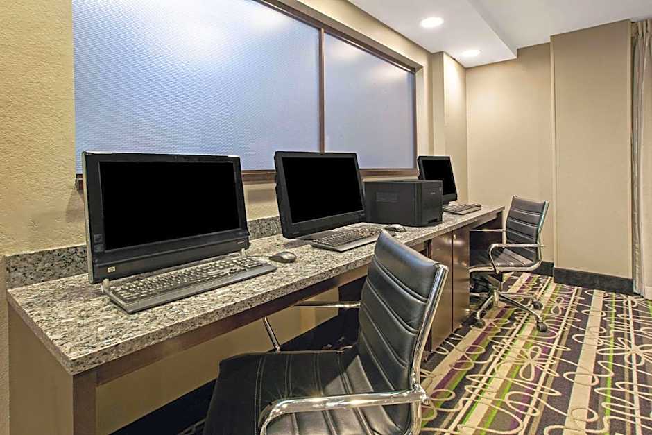 La Quinta Inn & Suites by Wyndham Detroit Metro Airport
