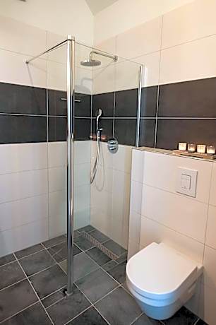 Queen Room with Garden View