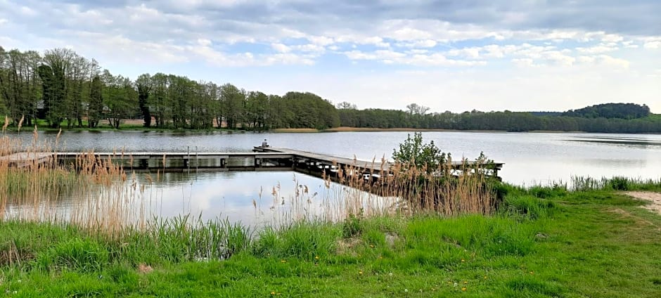 Szary domek nad jeziorem