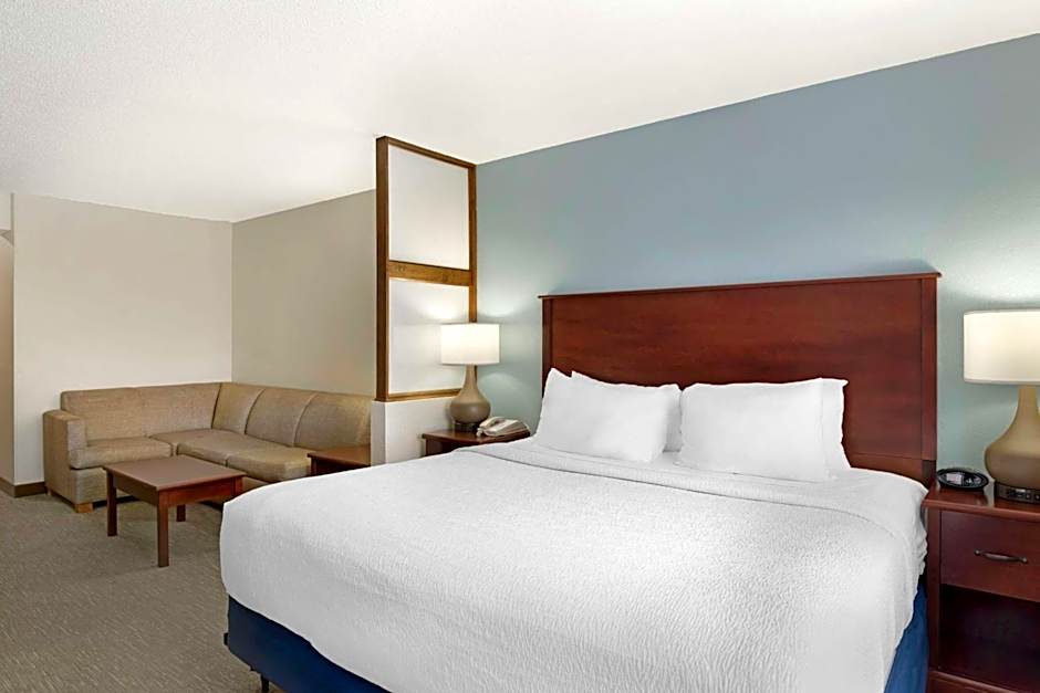 Best Western Plus Crossroads Inn & Suites