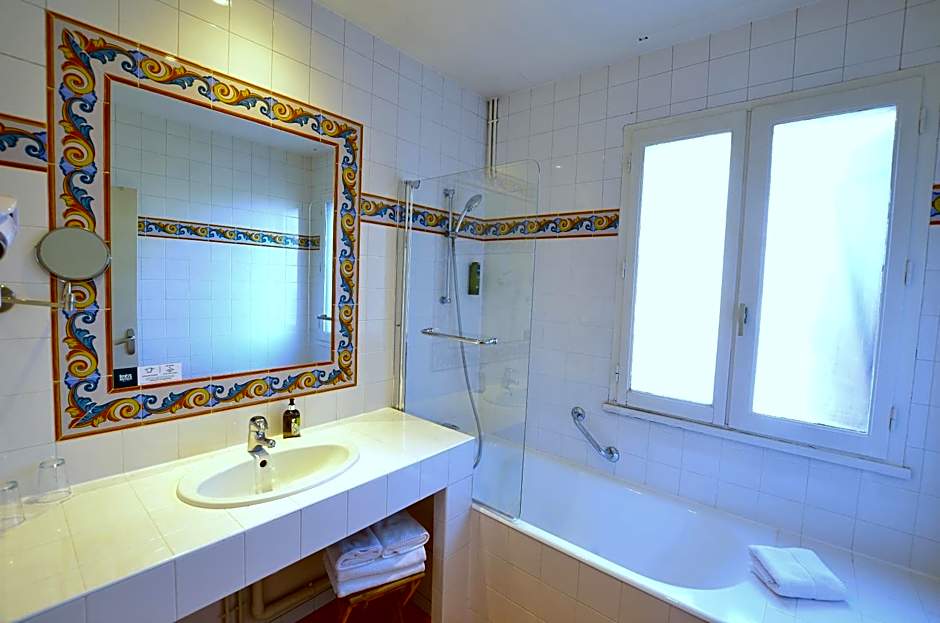 Logis Hôtels - Hôtel Restaurant du Midi