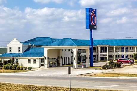 Motel 6 Seguin, TX