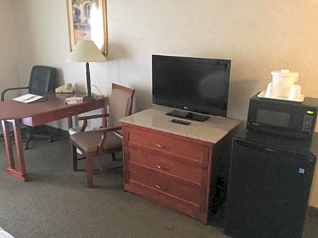 Queen Room with Two Queen Beds and Pool View - Non-Smoking
