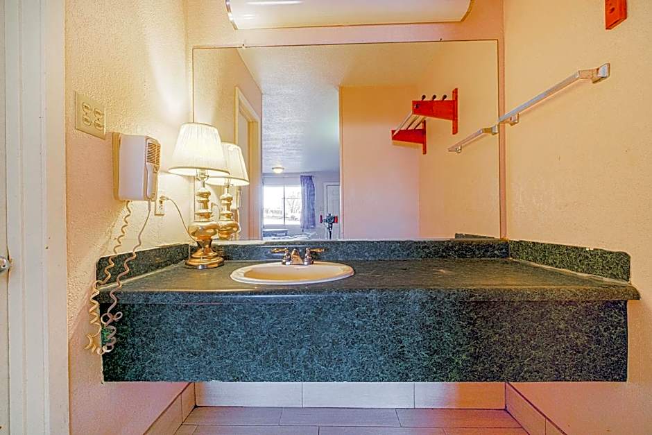 Regency Inn Three Rivers I-37