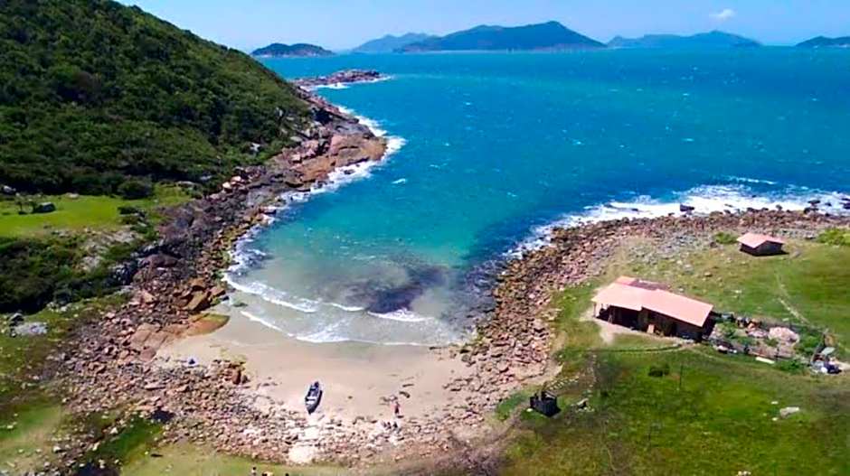 Gênesis Beach Hostel! Quartos compartilhados e privativos na Pinheira