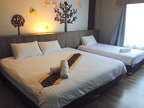 Deluxe Family Room (With Window)