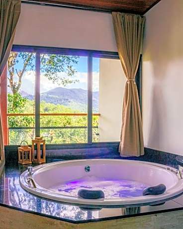Deluxe Suite with Spa Bath