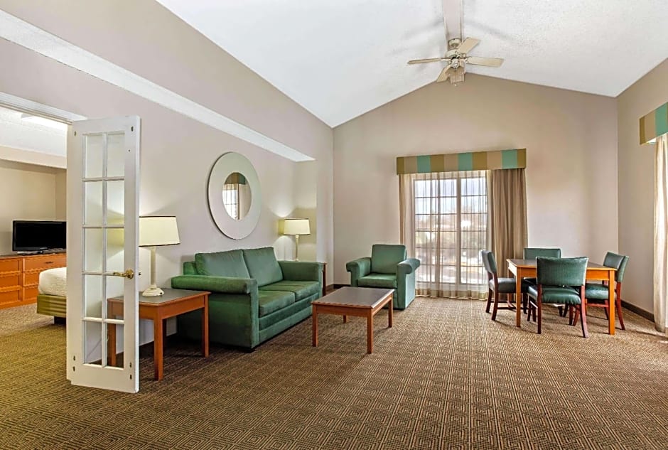 La Quinta Inn & Suites by Wyndham Denver Northglenn