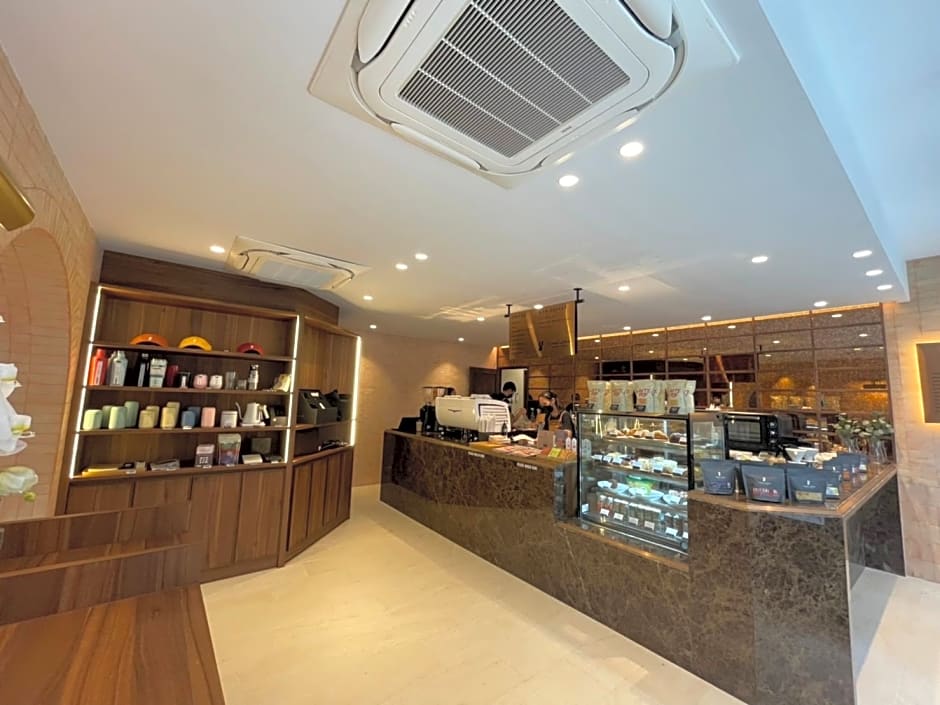 The Quarter Ploenchit by UHG