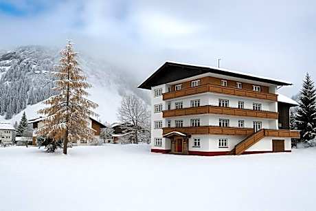 Haus Wallis by stayFritz - Ski-In Ski-Out Zimmer 'garni' am Arlberg