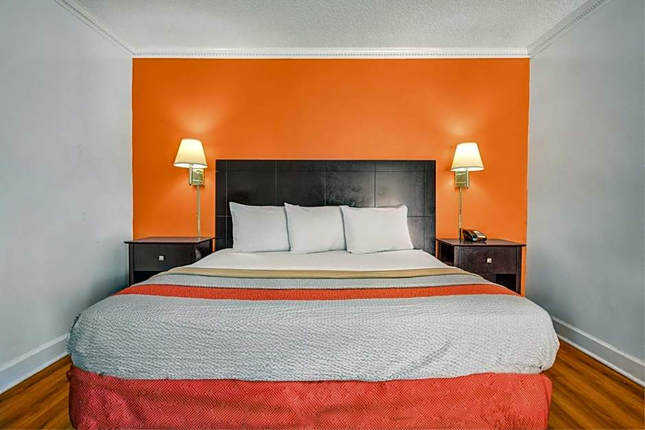 Photo 1 of 6 of Deluxe 1 King Bed, Smoking