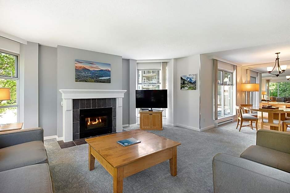 The Woodrun Lodge by Whiski Jack