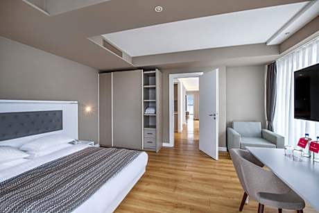Deluxe Family Room