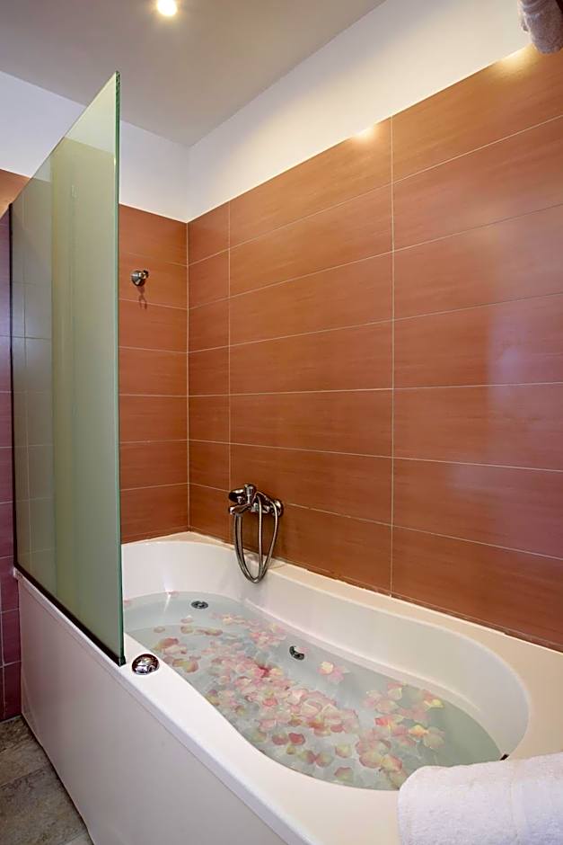 Matina Pefkos Aparthotel