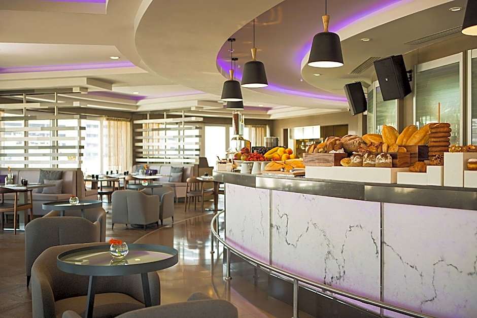 Renaissance by Marriott Izmir Hotel