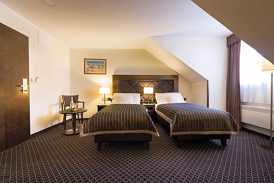 Hotel Selsky Dvur - Bohemian Village Courtyard