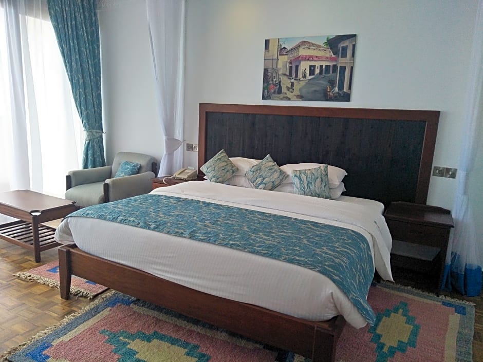 Travellers Beach Hotel & Club