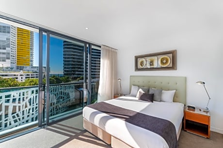 One-Bedroom Apartment with Ocean View - Weekly Housekeeping