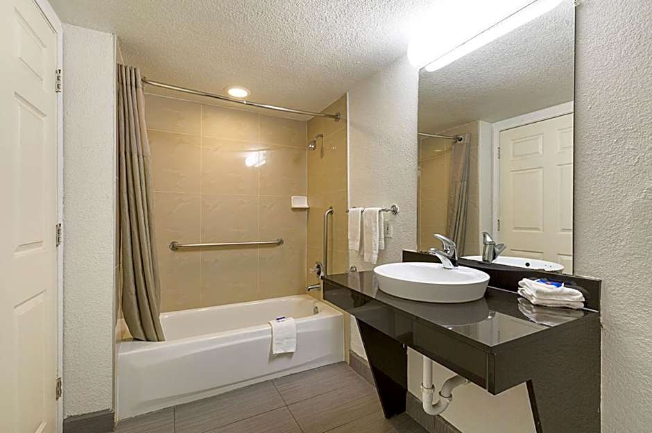 Motel 6 Dallas Market Center