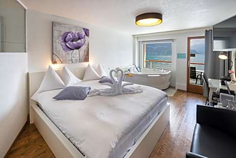 Queen Room with Rolling Jacuzzi and Lake View