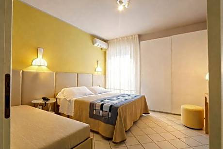 Triple Room with Balcony and Lateral Sea View