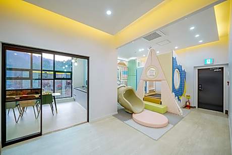 Gapyeong Laonforet Kids Poolvilla