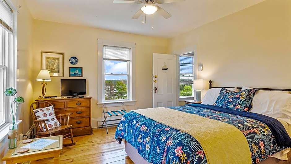 Bayview Pines Country Inn B&B