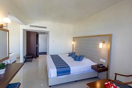 Standard Double or Twin Room with Side Sea View