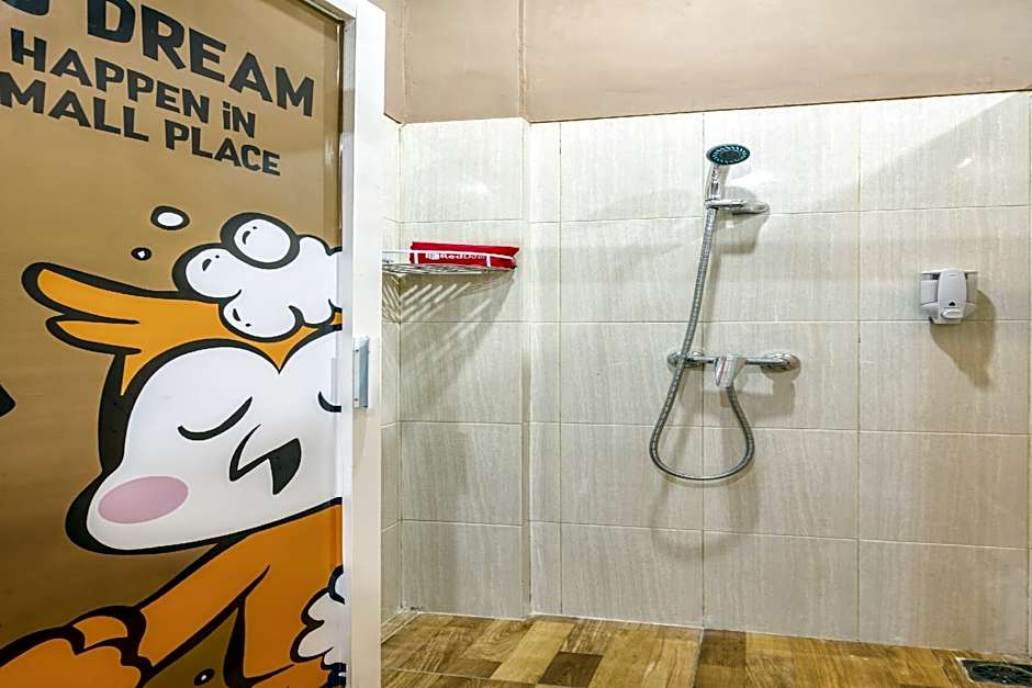 RedDoorz Hostel near Malang Train Station 3