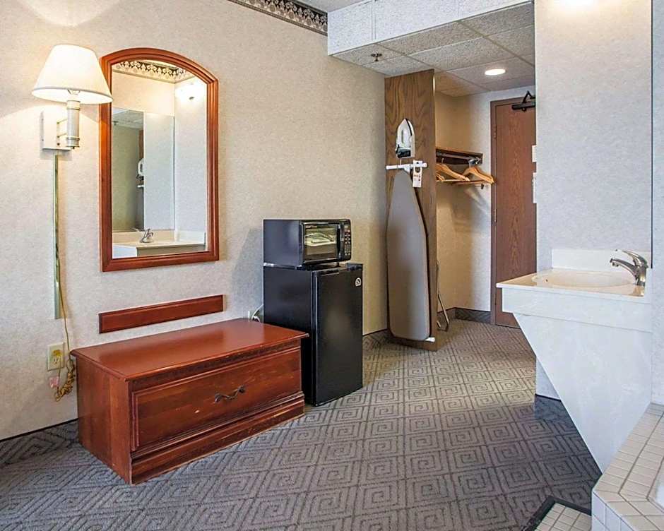 Rodeway Inn & Suites Milwaukee