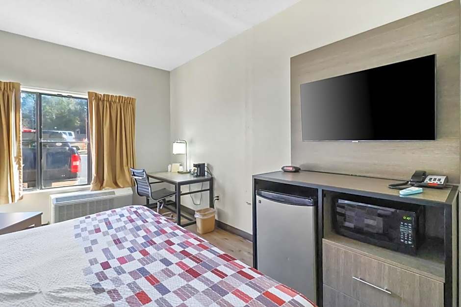 Red Roof Inn & Suites Fayetteville-Fort Bragg