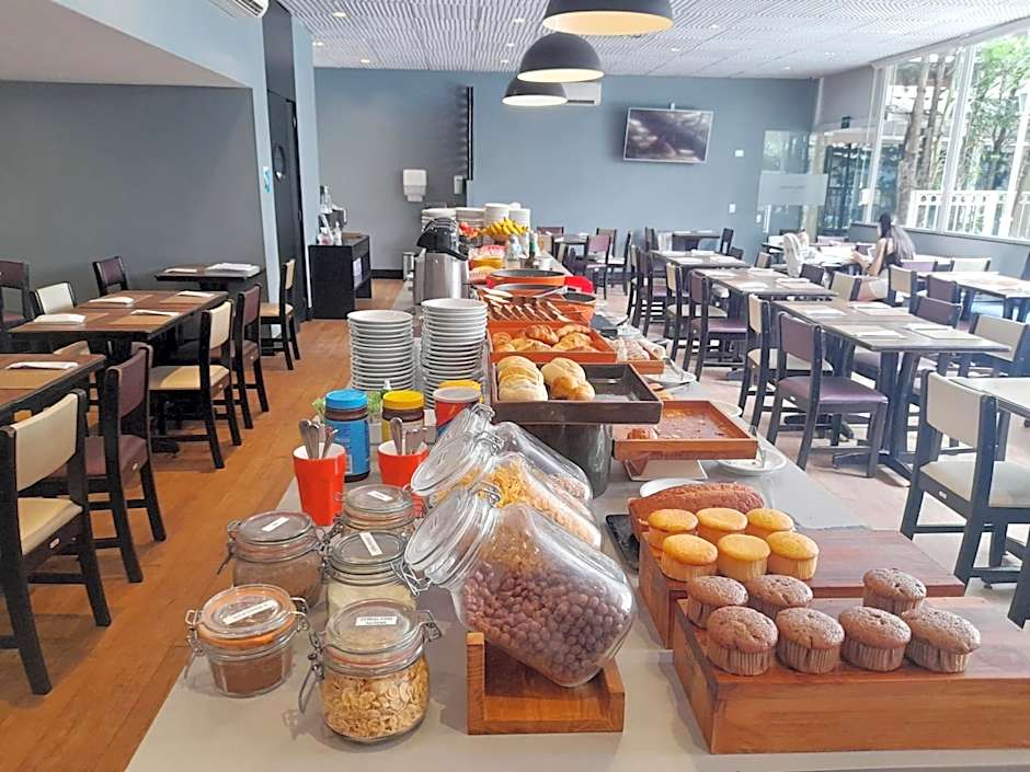 INCRIVEL Flat proximo Shoppings JK e Vila Olimpia