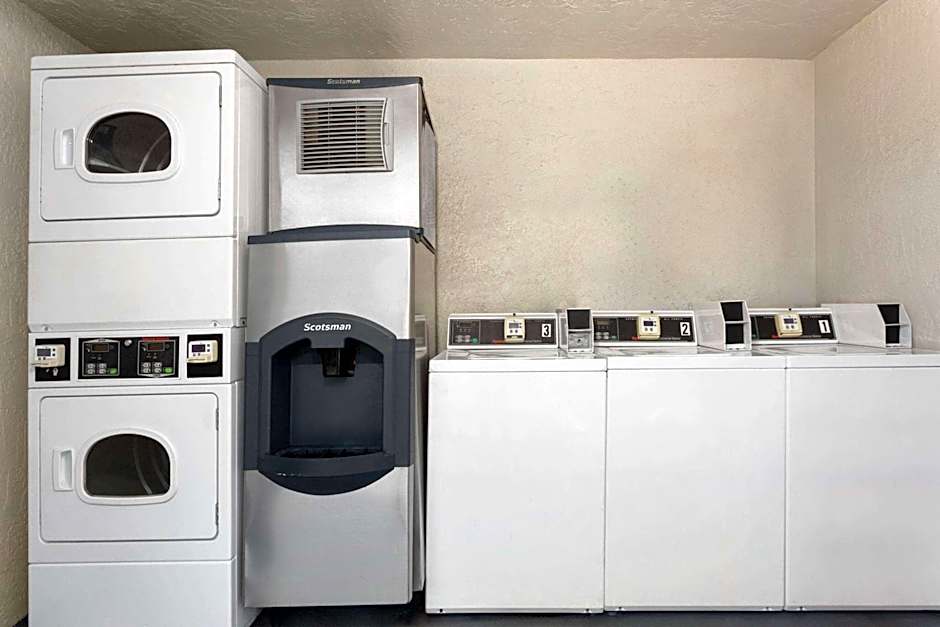 Travelodge by Wyndham Orlando Lake Buena Vista South