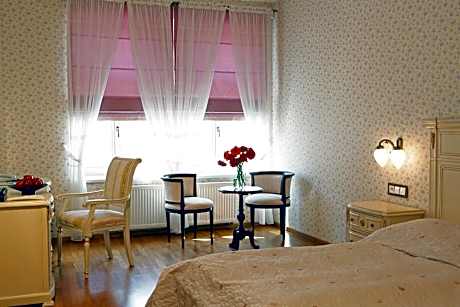 Deluxe Single Room with Wellness and Swimming Pool Access