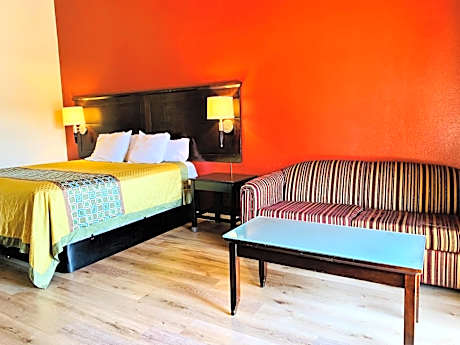 King Room with Roll-In Shower - Accessible/Non-Smoking