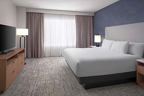 Two-Room Suite with One King Bed and Tub/Shower Combo - Non-Smoking