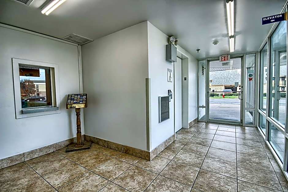 Motel 6-Columbus, OH - West