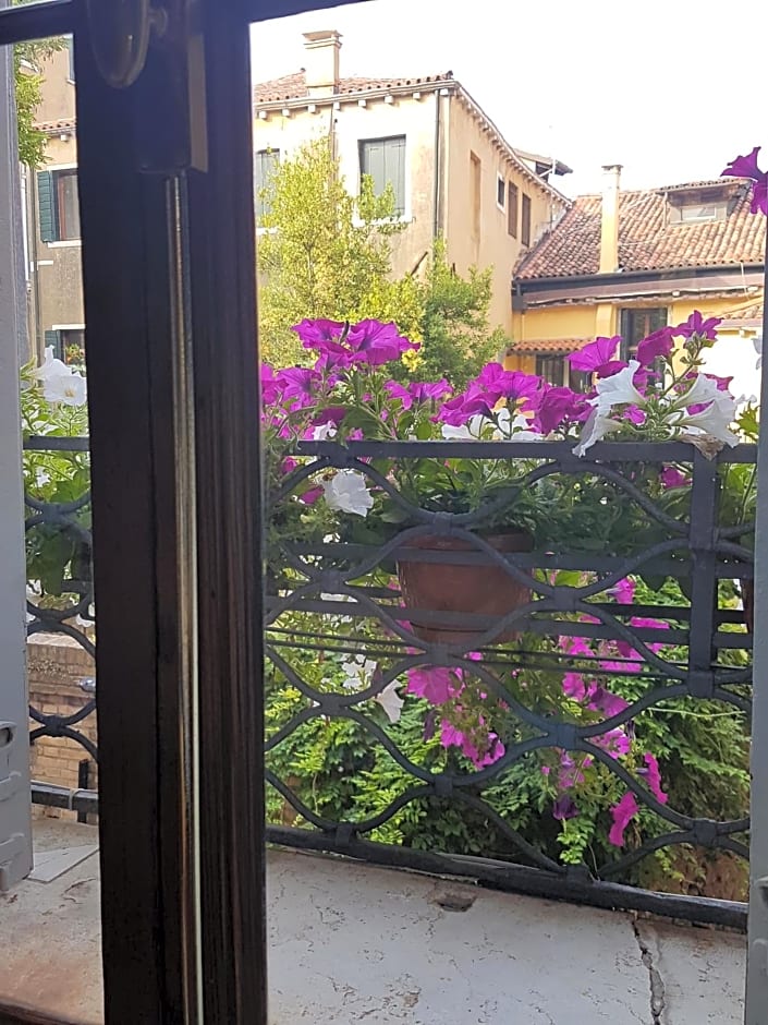 Friendly Venice Suites