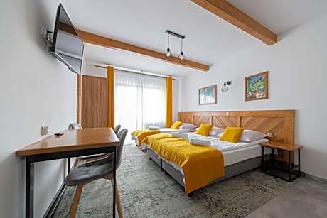 Deluxe Triple Room with Kitchenette and Mountain view