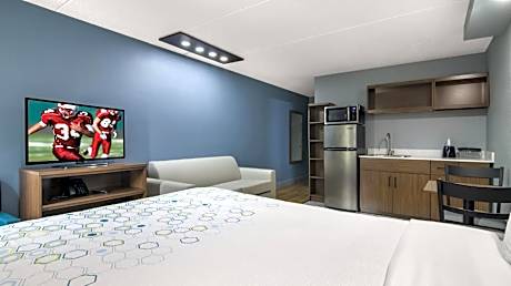 HomeTowne Studios & Conference Center Chicago - N Aurora Naperville