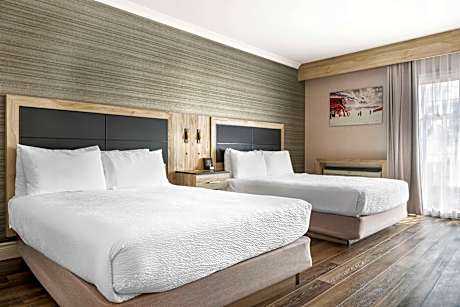 2 Queen Mobility Access Bathtub Parking In Front Of Room Microwave Fridge Wi-Fi NSMK Full Breakfast