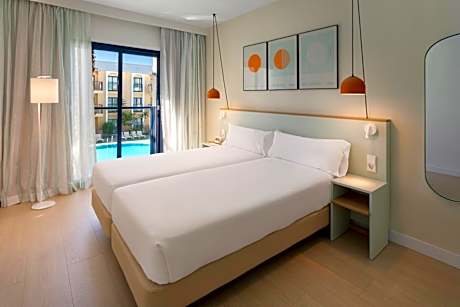 Sol Suite Pool View with Kitchen