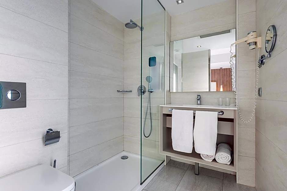 Kyrat Amarac - Adults Only