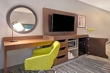 King Room with Roll-in Shower - Disability Accessible/Non-Smoking