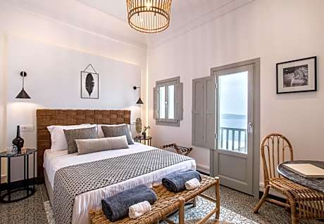 Elegant Suite Caldera View with outdoor heated Jacuzzi