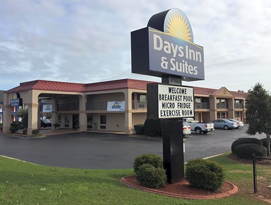 Days Inn & Suites by Wyndham Warner Robins Near Robins AFB