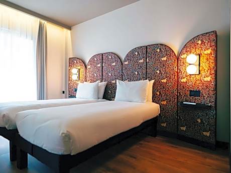 Standard room with 2 single beds