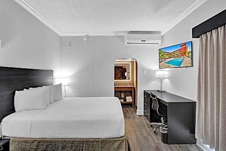 King Suite - Mobility Access/Non-Smoking